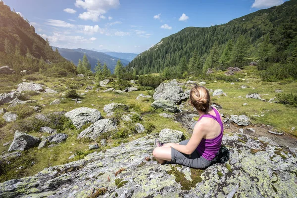 Genieten van het idyllisch berglandschap: meisje zit op een ro — Stockfoto