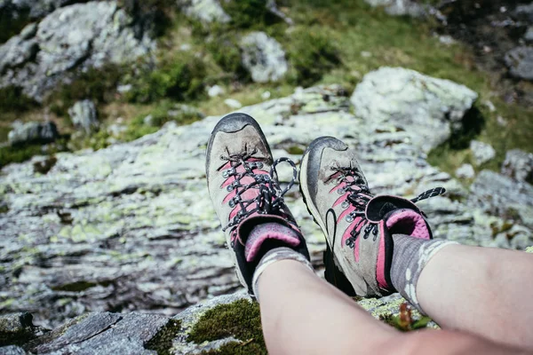 Альпійські черевики на передньому плані, ідилічний гірський пейзаж у бл — стокове фото
