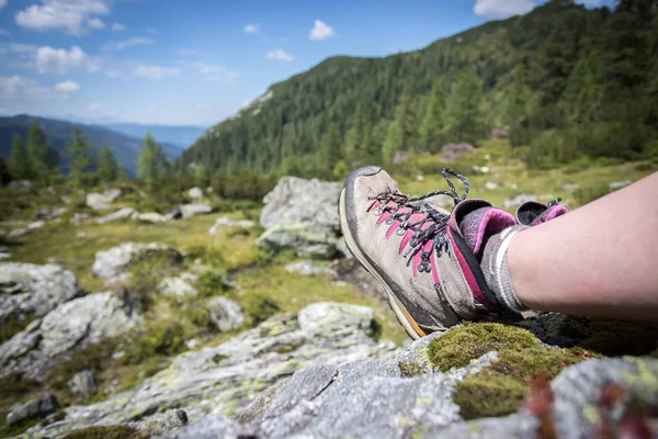 Botas alpinas en primer plano, idílico paisaje de montaña en el bl —  Fotos de Stock