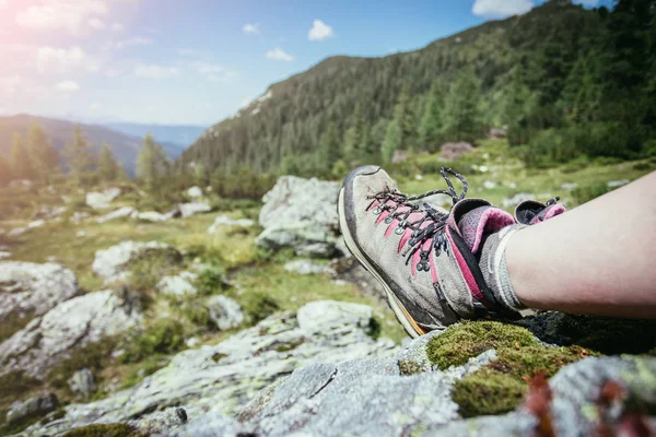 Alpine boots in foreground, idyllic mountain landscape in the bl — Stock Photo, Image