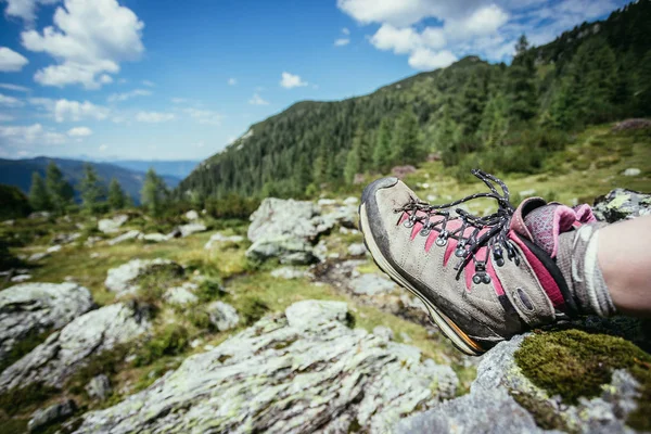 Botas alpinas en primer plano, idílico paisaje de montaña en el bl — Foto de Stock