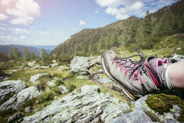 Alpine laarzen in de voorgrond, idyllisch berglandschap in de bl — Stockfoto