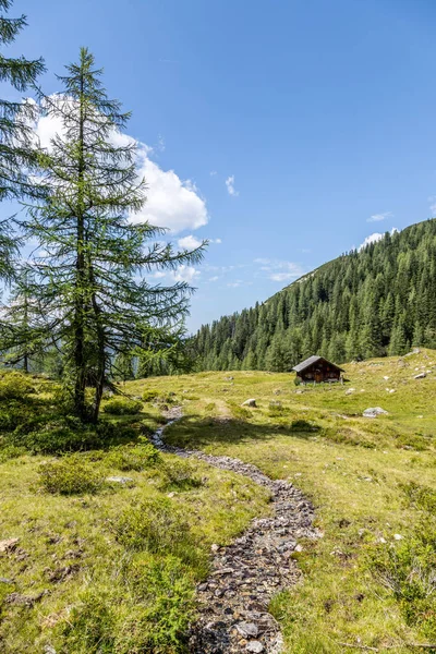 Идиллический горный ландшафт в Альпах: живописные пейзажи — стоковое фото