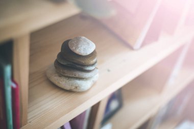 Feng Shui: Taş cairn kitabı rafta oturma odasında balan
