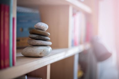 Feng Shui: Taş cairn kitabı rafta oturma odasında balan