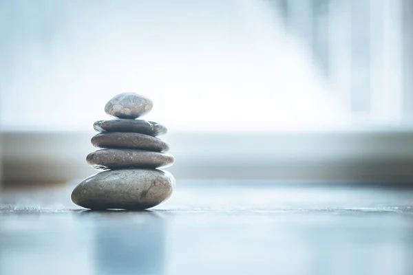 Feng Shui: piedras Zen en el suelo de madera, la luz brillante está llegando —  Fotos de Stock