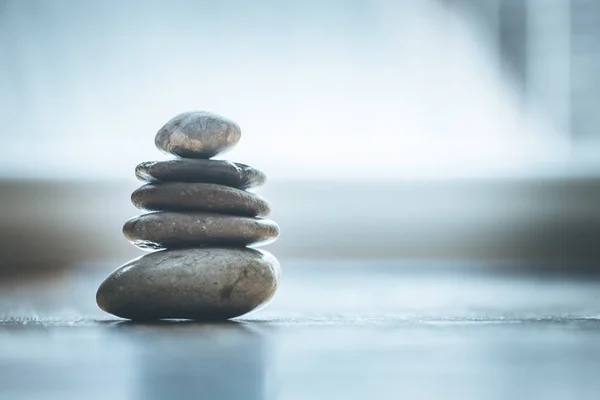 Feng Shui: piedras Zen en el suelo de madera, la luz brillante está llegando —  Fotos de Stock