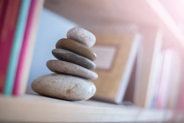 Feng Shui: Steinhöhle im Bücherregal im Wohnzimmer, Balan — Stockfoto