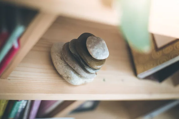 Feng Shui: Stone cairn in a book shelf in the living room, balan — Stock Photo, Image