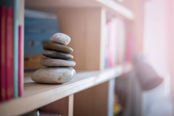 Feng Shui: Stone cairn w półkę na książki w salonie, balan — Zdjęcie stockowe