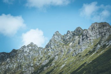 Engebeli dağ silsilesi Avusturya Alpleri'nde, kartpostal
