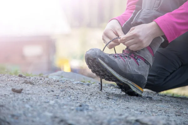 Vrouw is koppelverkoop haar wandelen laarzen, voorbereidingen voor een reis — Stockfoto