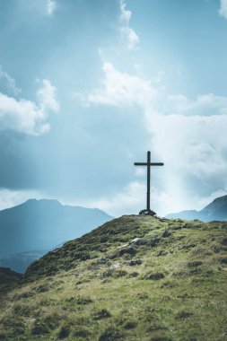 Avusturyalı dağlarda çapraz ahşap Zirvesi: bulutlu hava