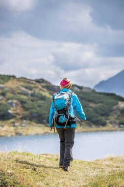 Uzun yürüyüşe çıkan kimse Çizmeli ve sırt çantası ile BM upland Austr yürüyor