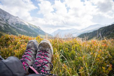 Ön planda, bl pastoral dağ manzarası Alp çizmeler