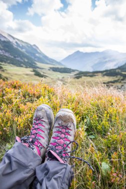 Ön planda, bl pastoral dağ manzarası Alp çizmeler
