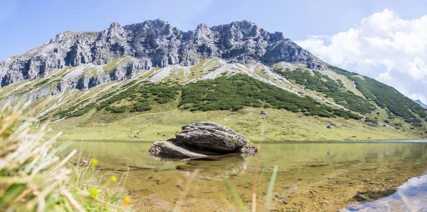 산 풍경: 전경, 맑은 물과 호수 양탄자 — 스톡 사진