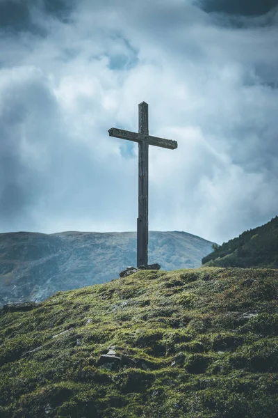 오스트리아 산에서 십자가 나무 정상: 흐린 날씨 — 스톡 사진