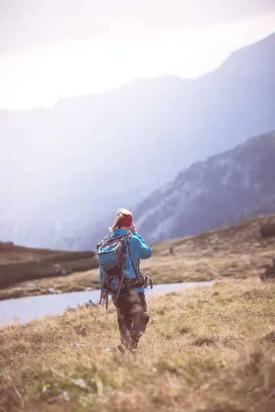 Caminante en botas y con mochila es caminar un la montaña, Austr —  Fotos de Stock