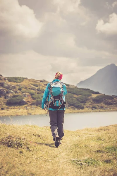 Caminante en botas y con mochila es caminar un la montaña, Austr — Foto de Stock