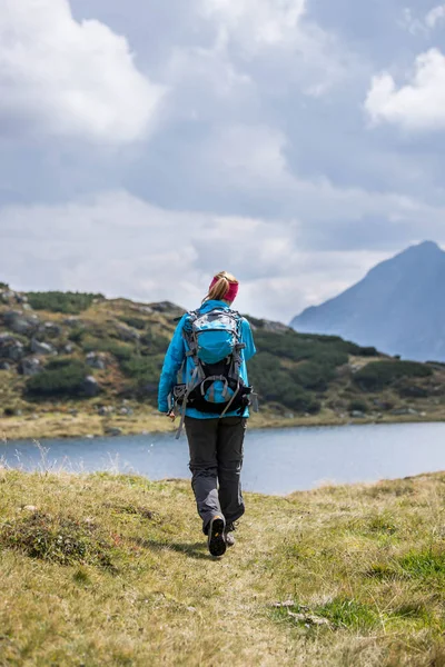 Caminante en botas y con mochila es caminar un la montaña, Austr — Foto de Stock