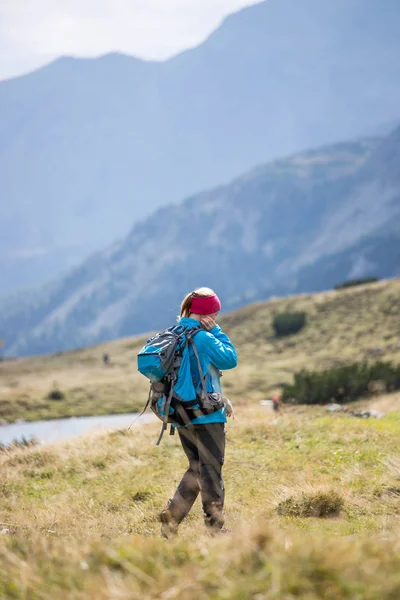 Randonneur en bottes et avec sac à dos marche sur la montagne, Austr — Photo