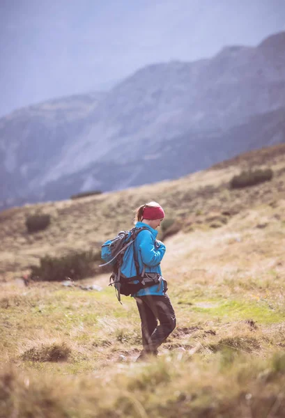 Wandelaar in laarzen en met rugzak loopt VN het upland, Austr — Stockfoto