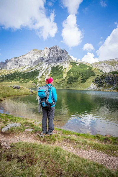 Mujer en ropa deportiva y con mochila disfruta de la vista en el mou — Foto de Stock