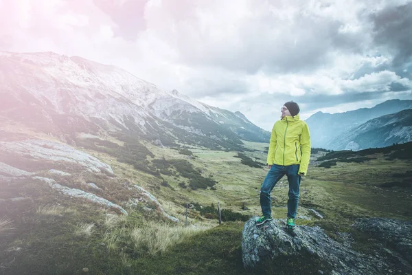Man in sportkleding en met rugzak geniet van het uitzicht op de berg — Stockfoto