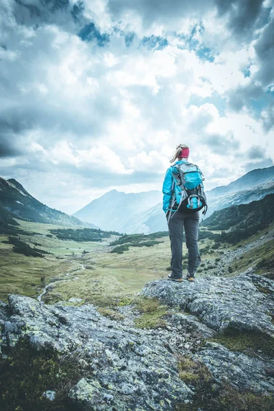 Mulher loira alpinista com mochila está gostando do vie — Fotografia de Stock