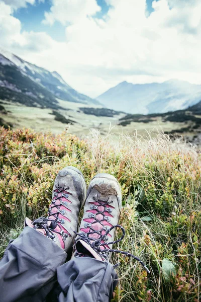 Botas alpinas en primer plano, idílico paisaje de montaña en el bl —  Fotos de Stock