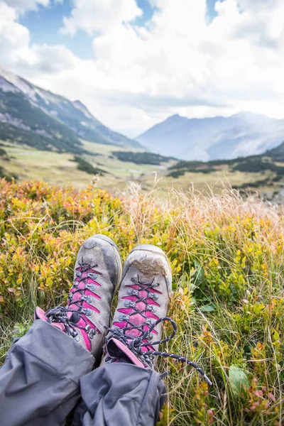 Alpine Sícipők előtérben, idilli hegyi táj, a bl-ben — Stock Fotó