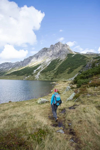 Landschap met normale mooi en idyllisch berglandschap: gebergte — Stockfoto