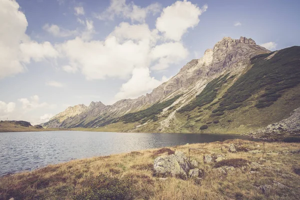 Vackra och idylliska landskap bergslandskapet: bergskedjan — Stockfoto