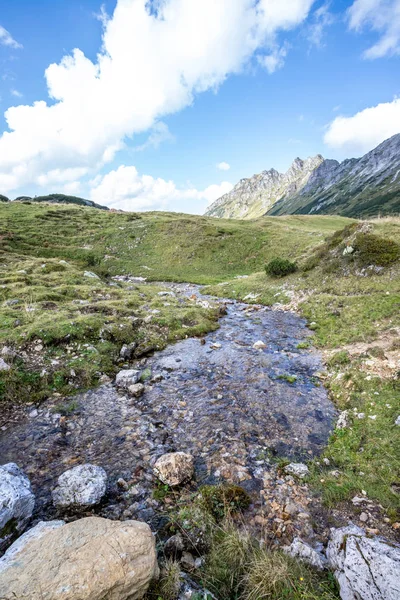 목가적인 산악 풍경 streamlet — 스톡 사진