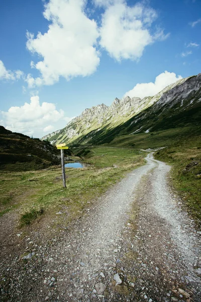 Senderismo en las montañas austriacas: Sendero de senderismo, cordillera a — Foto de Stock