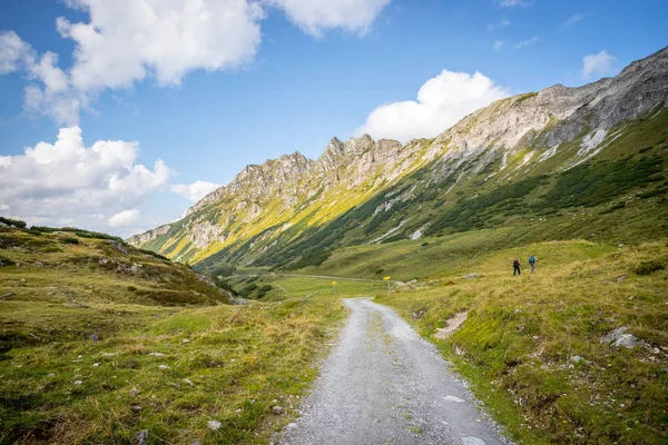 Senderismo en las montañas austriacas: Sendero de senderismo, cordillera a — Foto de Stock