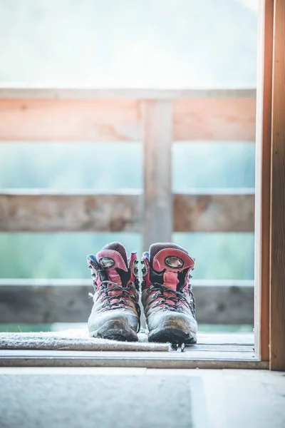 Wandelen laarzen binnenkant van een rustieke houten chalet, Oostenrijk — Stockfoto