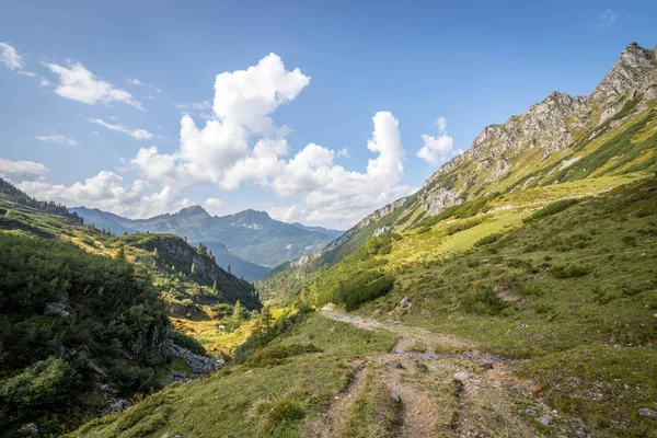 Paisaje alpino: prado, montañas y cielo azul — Foto de Stock