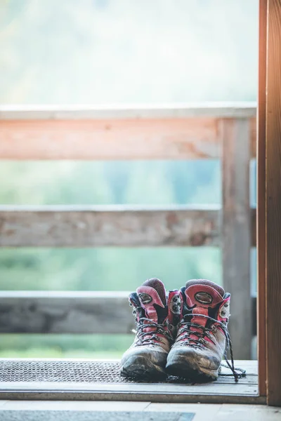 在质朴的山间小屋内的徒步靴, 奥地利 — 图库照片