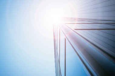 Cam dışında mavi gökdelen sunbeam 