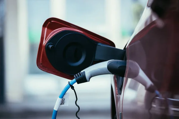 Encender un coche eléctrico con alimentación de cable, enchufado — Foto de Stock
