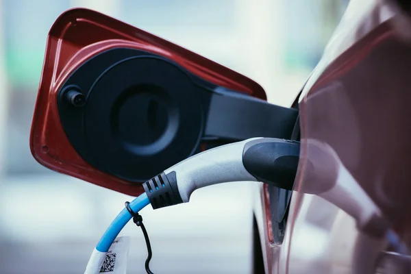 Bir elektrikli araba güç kablosu kaynağı ile churching, takılı