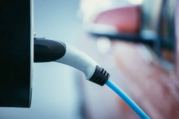 Churching een elektrische auto met kabel voeding, aangesloten — Stockfoto