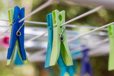 Renkli mandal bir giysi satırındaki giydirin