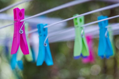 Renkli mandal bir giysi satırındaki giydirin