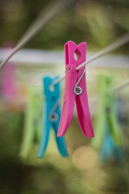 Renkli mandal bir giysi satırındaki giydirin