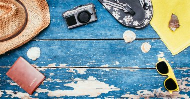 Tatil kavramı: Vintage ahşap masa tatil aksesuarları ile: St