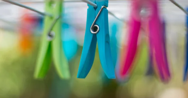 Pinzas de vestir coloridas en una línea de ropa — Foto de Stock