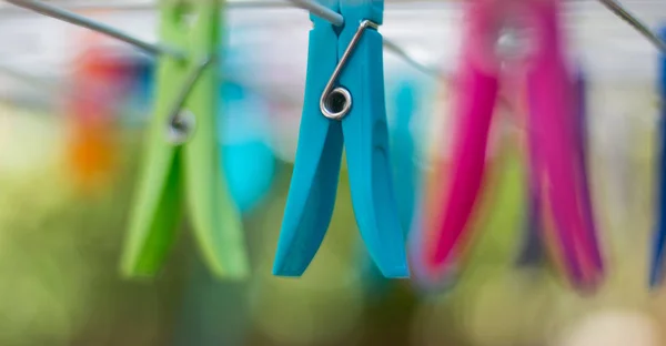 Pinzas de vestir coloridas en una línea de ropa —  Fotos de Stock